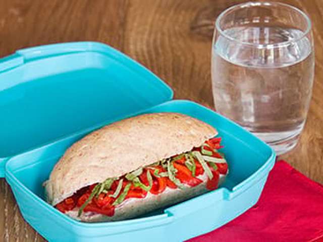 Foto Panini met roomkaas, paprika en basilicum