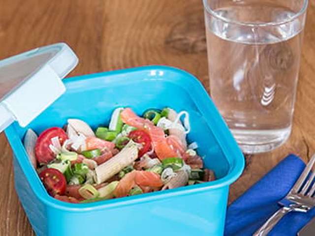 Foto Pastasalade met basilicumdressing en zalm