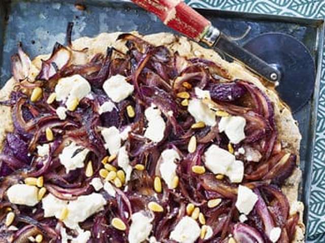 Foto Rode uienpizza met geitenkaas