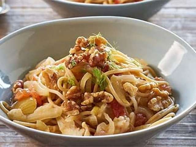 Foto Spaghetti met venkel-uiensaus en noten