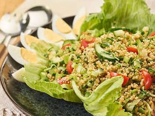 Foto Tabouleh met groente en ei