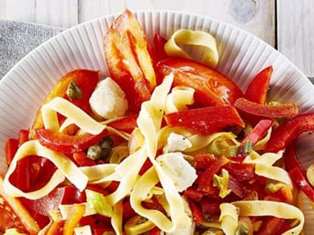 Foto Tagliatelle met paprika en vis
