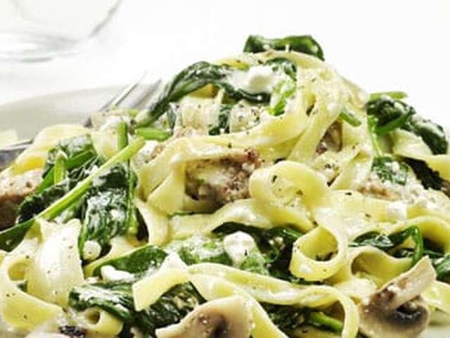Foto Tagliatelle met spinazie en champignons