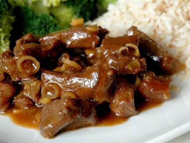 Foto Thais gestoofd rundvlees met broccoli en zilvervliesrijst