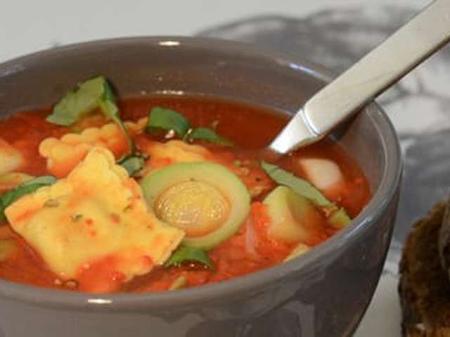 Foto Tomatensoep met ravioli en amandelen