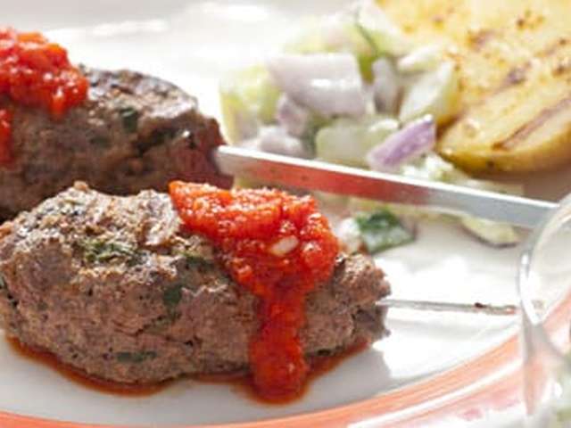 Foto Gehaktspiesjes met paprikadip en zoete aardappel