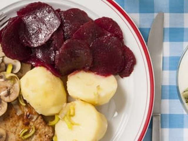 Foto Varkensoester met champignons, rode bietjes en aardappelen
