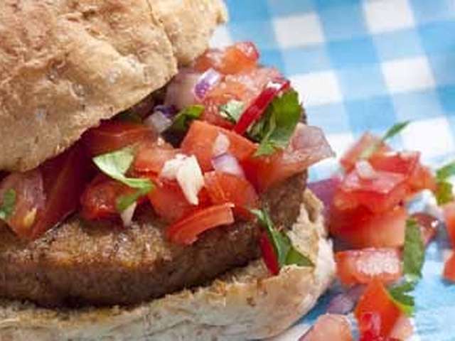 Foto Vegetarische burger met tomatensalsa