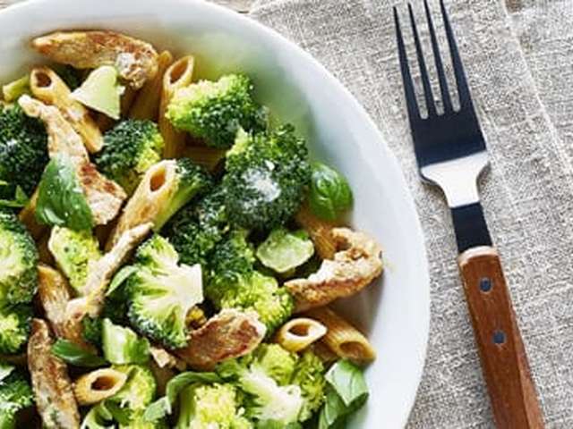 Foto Broccoli met penne, vlees en citroen
