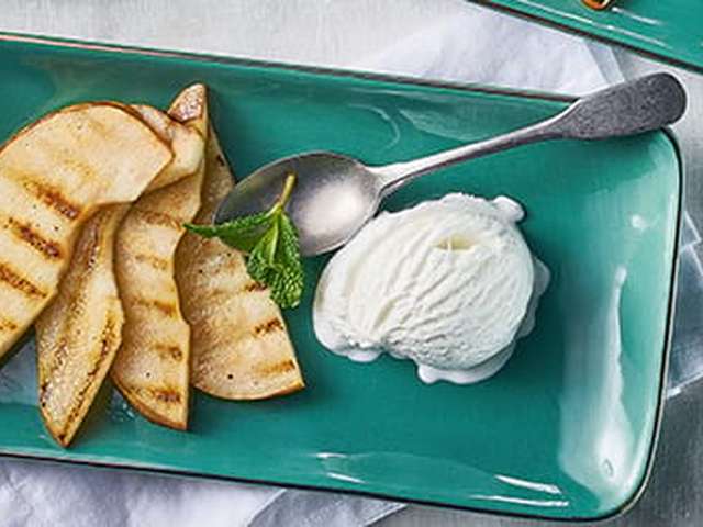 Foto Yoghurtijs met gegrilde peer