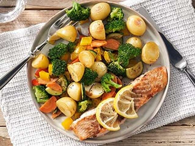 Foto Zalm met geroerbakte krieltjes en groente